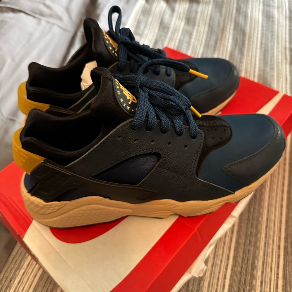 Nike huaraches sneakers men’s size 10US ( fit 9US)